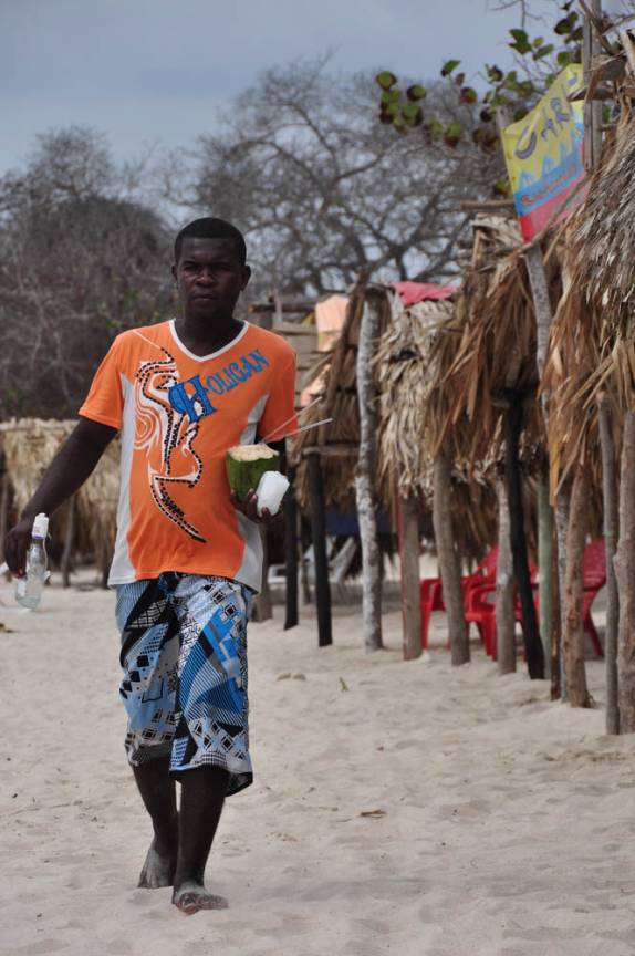 Vendedor de bebidas e coquetéis, na Playa Blanca, em Baru, na Colômbia